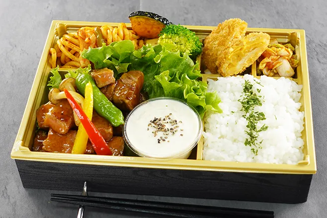 厳選牛 味噌炒めの洋食弁当 〜とろとろラクレットチーズソース〜