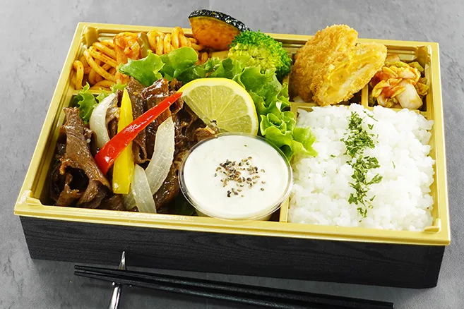 牛肉チーズダッカルビの洋食弁当 〜とろとろラクレットチーズソース〜