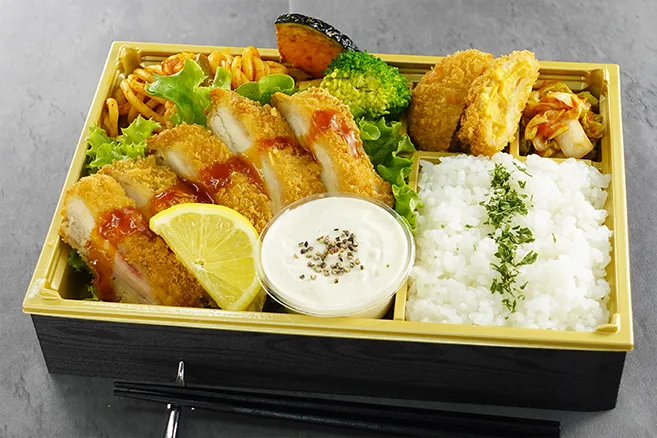  チキンカツの洋食弁当 〜とろとろラクレットチーズソース〜