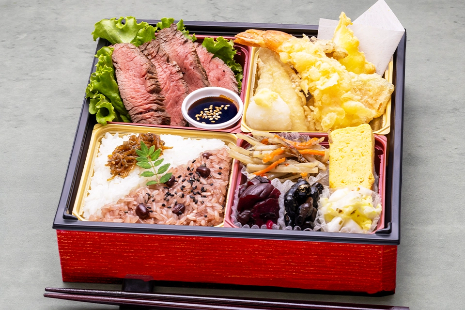国産牛和風ステーキと天ぷら盛りの紅白膳