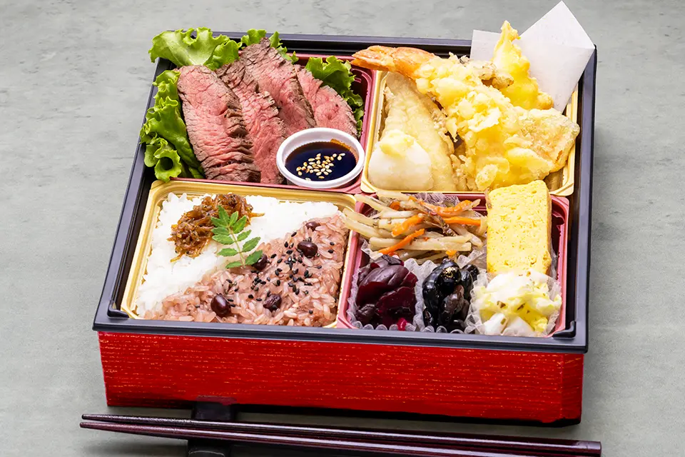 国産牛和風ステーキと天ぷら盛りの紅白膳
