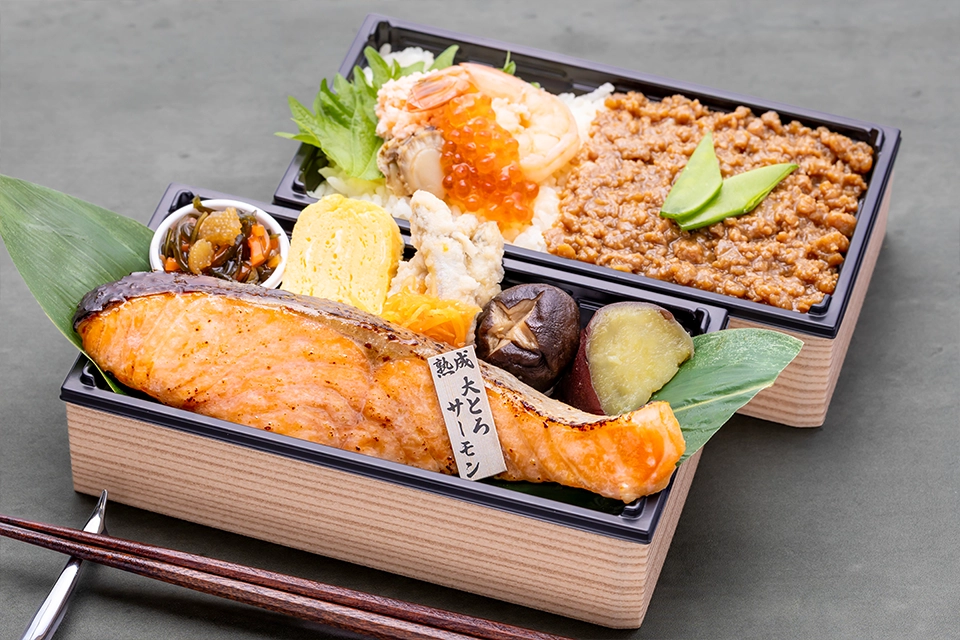 熟成 大とろサーモンの若狭麹漬け、蟹いくら海鮮めしの二段重