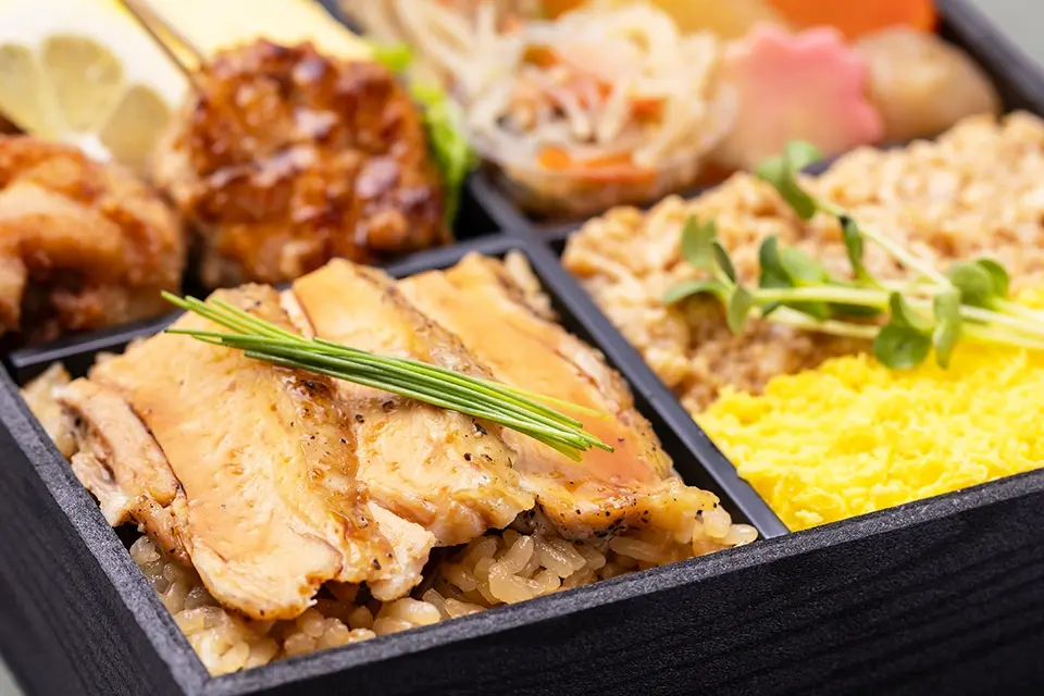 阿波尾鶏と二色そぼろの彩り御膳│企業・法人向け高級宅配弁当