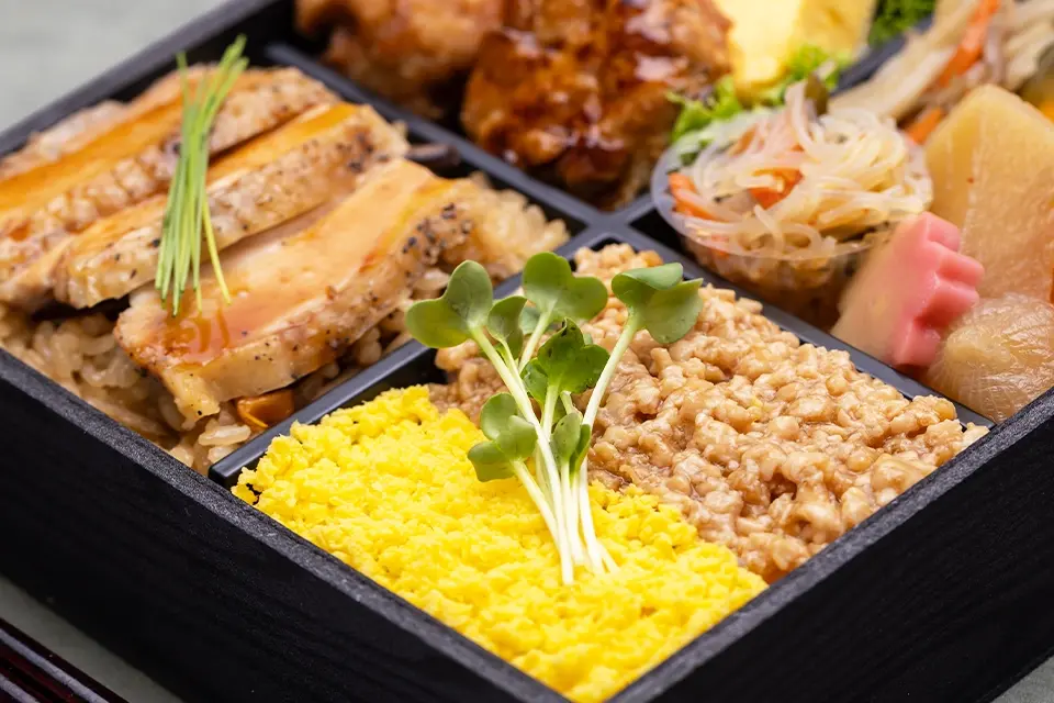 阿波尾鶏と二色そぼろの彩り御膳│企業・法人向け高級宅配弁当
